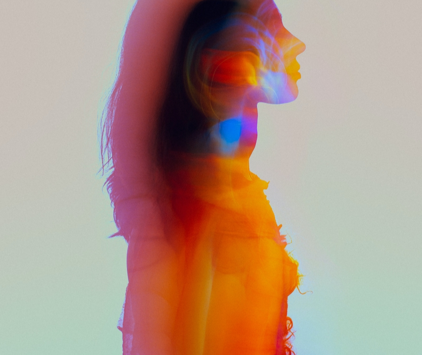 Chica explica como hacer un videocurriculum