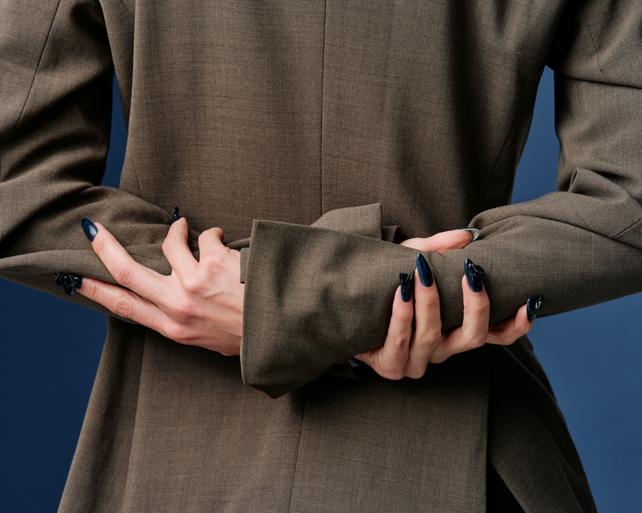 Joven profesional negociando su primer salario durante una entrevista de trabajo