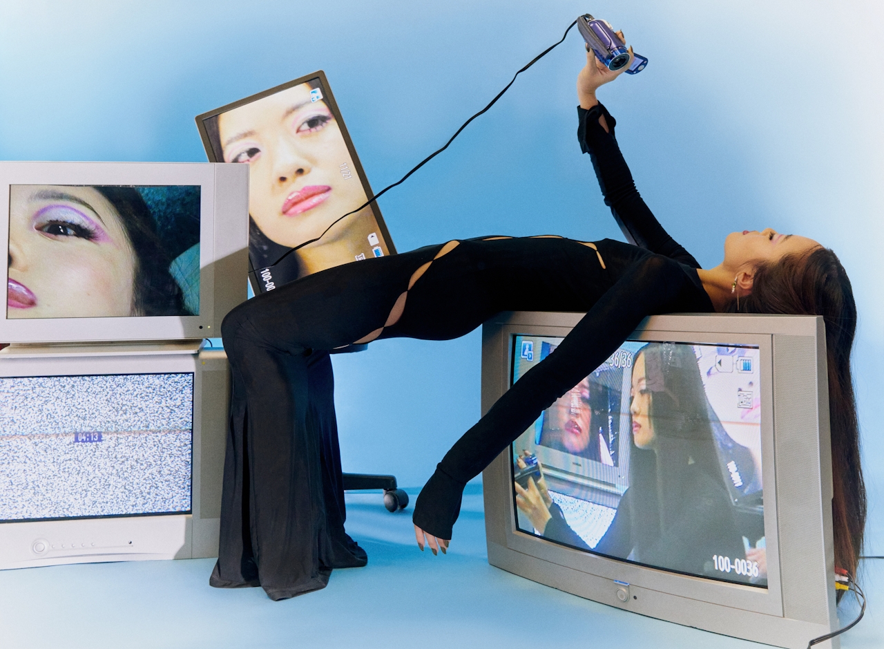 Media buyer analizando campañas de publicidad digital en Meta Ads y TikTok, con pantallas de métricas de rendimiento y dashboards de marketing.