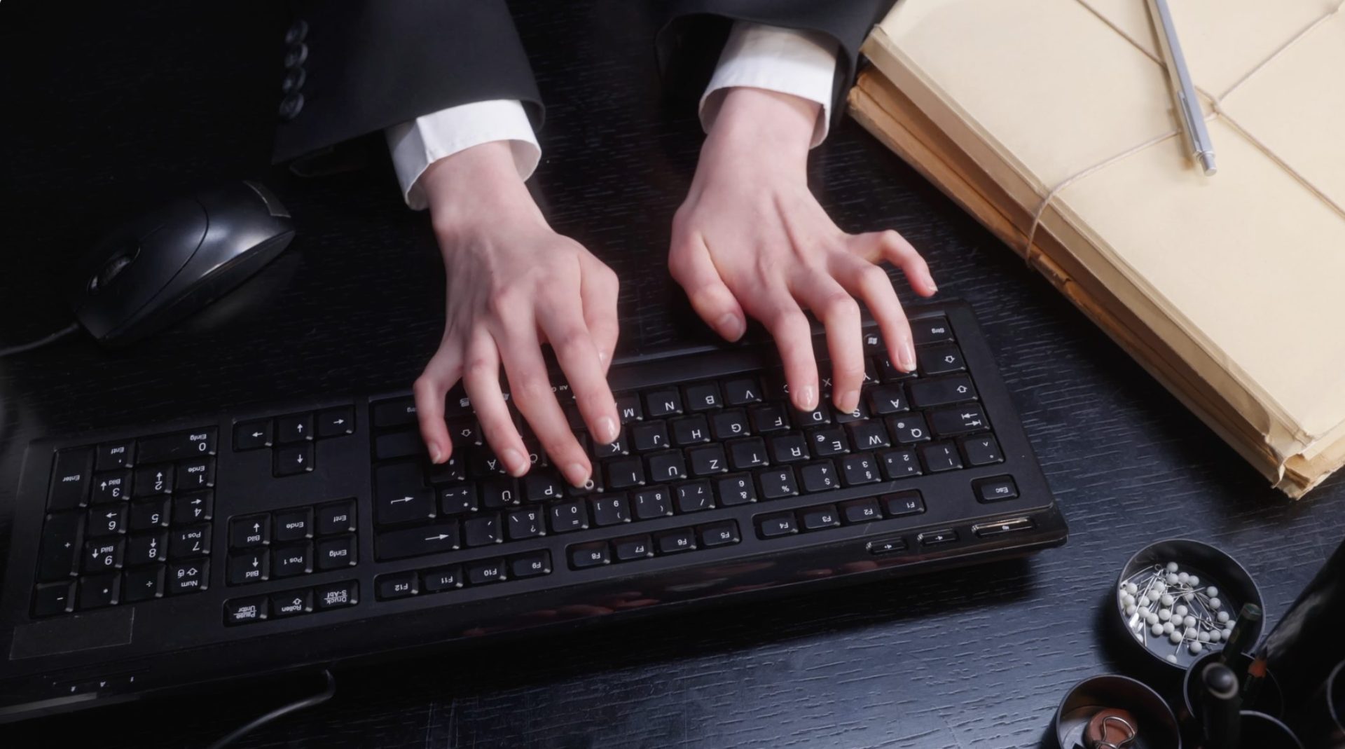 Persona escribiendo en un teclado mientras se prepara para una entrevista de trabajo